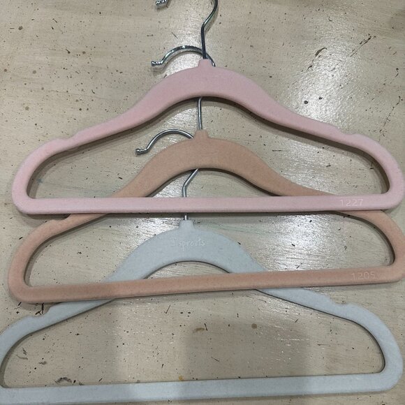 New Velvet Hangers in Packs of 15. Baby Clothing & Pet Clothing. - Picture 9 of 11